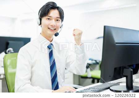 一個戴著耳機接電話的商人 120226322