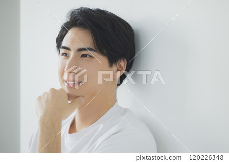 穿白T恤的男人 穿白T恤的男人 120226348