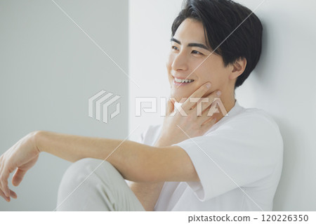 穿白T恤的男人 120226350