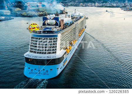 客船從女神大橋抵達長崎港（海洋光譜號）[長崎市] 120226385