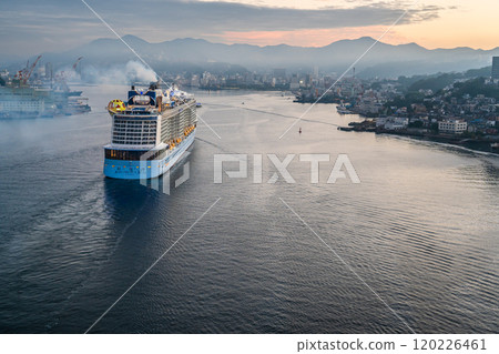 客船從女神大橋抵達長崎港（海洋光譜號）[長崎市] 120226461