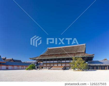 秋天的京都皇宮，紫神殿在藍天的襯托下閃閃發光 120227503