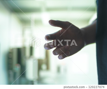 一名男子正在做維修工作 一名男子正在做維修工作 120227874