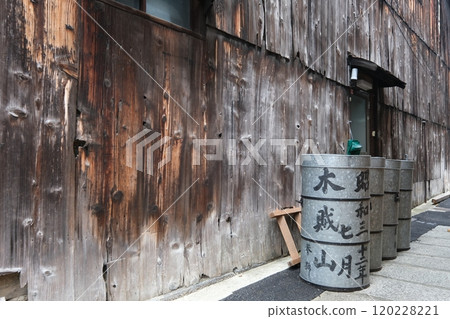 只園祭木族山小巷中放置的收藏品 只園祭木族山小巷中放置的收藏品 120228221