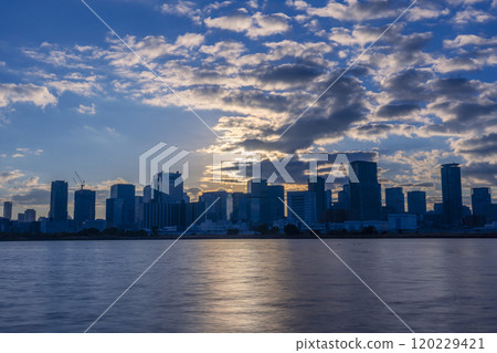 大阪梅田摩天大樓和淀川對面的日出 120229421