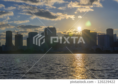 大阪梅田摩天大樓和淀川對面的日出 120229422