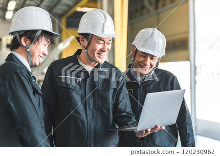 在配送中心和配送中心工作的工人在筆記型電腦上開會 在配送中心和配送中心工作的工人在筆記型電腦上開會 120230962