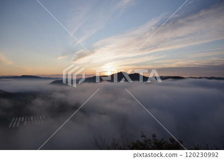 Sea of clouds and sunrise seen from the summit of Mt. Kamakura 120230992