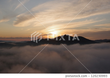 從鎌倉山頂看到的雲海和日出 從鎌倉山頂看到的雲海和日出 120230993