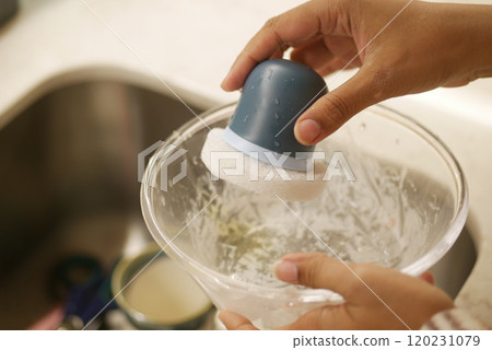 An Extremely Effective Cleaning Tool Specifically Designed for Kitchen Utensils and Bowls An Extremely Effective Cleaning Tool Specifically Designed for Kitchen Utensils and Bowls 120231079
