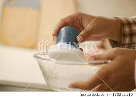 An Extremely Effective Cleaning Tool Specifically Designed for Kitchen Utensils and Bowls 120231110