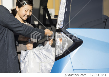 孩子和媽媽一起把行李放在超市停車場 幫助圖片 孩子和媽媽一起把行李放在超市停車場 幫助圖片 120231351