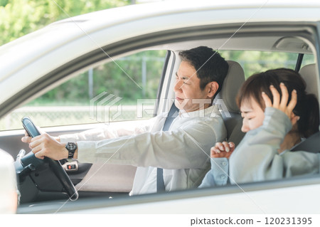 一名男司機猛踩煞車,眼看就要發生交通事故,副駕駛座上的一名女子驚恐地尖叫。 一名男司機猛踩煞車,眼看就要發生交通事故,副駕駛座上的一名女子驚恐地尖叫。 120231395