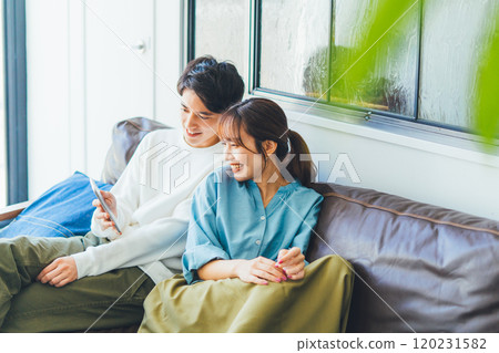一對年輕夫婦一起看智能手機 120231582