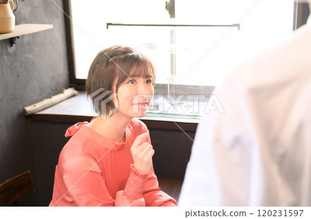 女人在咖啡館點餐 120231597