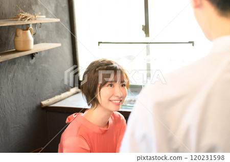 女人在咖啡館點餐 120231598