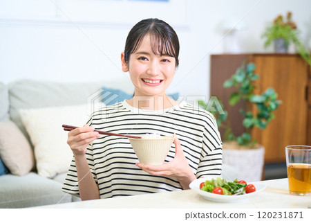 年輕女子吃米飯 120231871