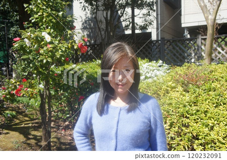 站在花園裡的高個子女人 站在花園裡的高個子女人 120232091