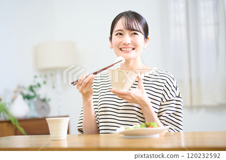 年輕女子吃米飯 120232592