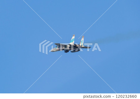 航空自衛隊侵略者部隊戰鬥機在藍天滑翔 航空自衛隊侵略者部隊戰鬥機在藍天滑翔 120232660