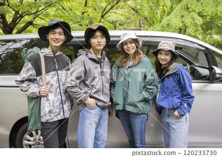 一群男女與朋友一起出山，戶外畢業旅行形象 120233730