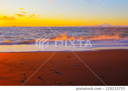 以落日天空為背景,立山市的沙灘和夕陽下閃耀的富士山 Ver2 以落日天空為背景,立山市的沙灘和夕陽下閃耀的富士山 Ver2 120233755