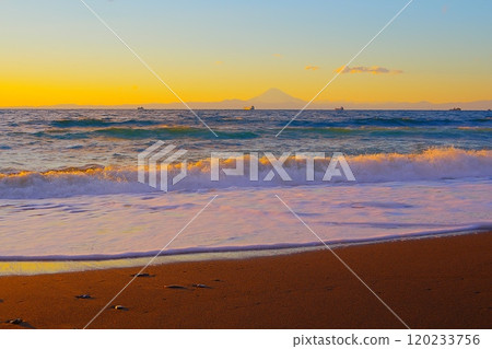 以落日天空為背景，立山市的沙灘和夕陽下閃耀的富士山 Ver1 120233756