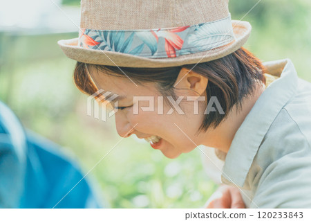 享受大自然的年輕女子 120233843
