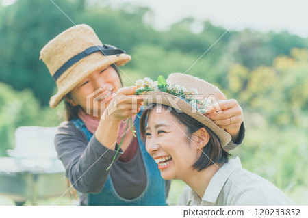 Making a flower crown using white clover 120233852
