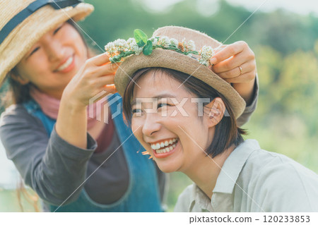 Making a flower crown using white clover 120233853