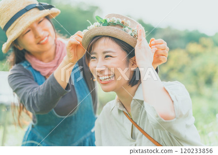 Making a flower crown using white clover 120233856