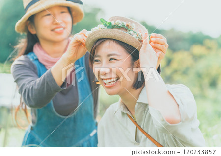 Making a flower crown using white clover 120233857