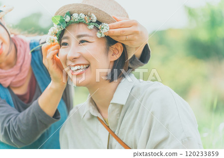Making a flower crown using white clover 120233859