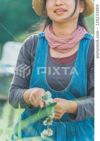 Knitting White Clover 120233869