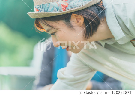 一位年輕女子被鬱鬱蔥蔥的大自然治癒了 一位年輕女子被鬱鬱蔥蔥的大自然治癒了 120233871