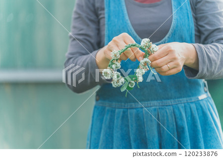 Knitting White Clover 120233876