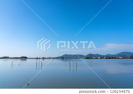 深秋靜謐的西湖和藍天的複製空間 120234870