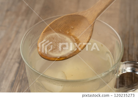 Ginger tea: Lift the ginger tea with a spoon 120235273
