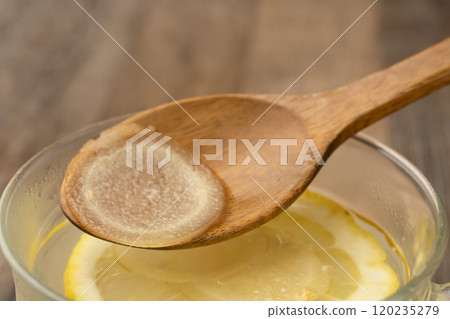 薑湯:用湯匙舀起薑湯。 薑湯:用湯匙舀起薑湯。 120235279