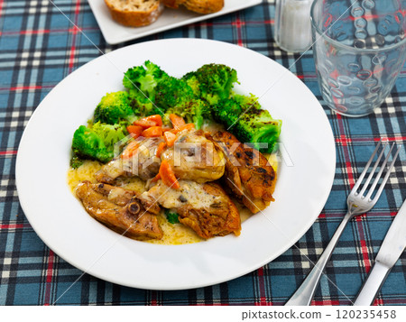 Fried chicken pieces served with broccoli 120235458