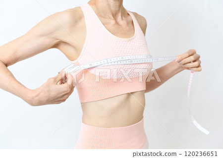 一名婦女將捲尺繞在胸前的圖片 120236651