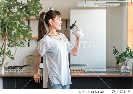 亞洲女性在客廳訓練後飲用蛋白質/EAA 亞洲女性在客廳訓練後飲用蛋白質/EAA 120237569
