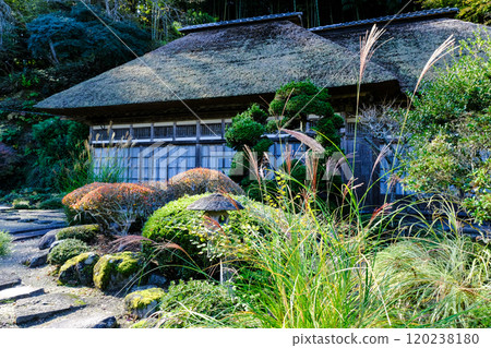 舊私人住宅和花園前面 120238180