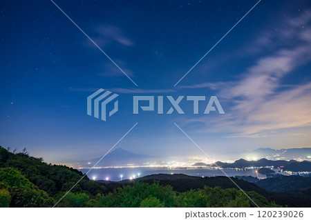 [Shizuoka Prefecture] Mt. Fuji seen from Darumayama Plateau over Suruga Bay late at night 120239026