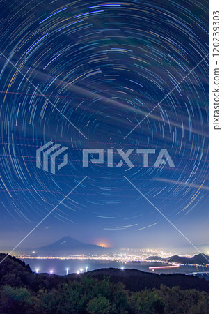 [Shizuoka Prefecture] Mt. Fuji seen from Darumayama Plateau over Suruga Bay in the middle of the night (starry sky) 120239303