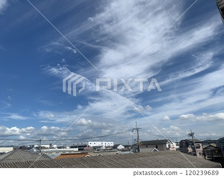 條紋雲天藍色的天空 條紋雲天藍色的天空 120239689