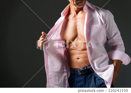 高級男性肌肉身體部位 120241550