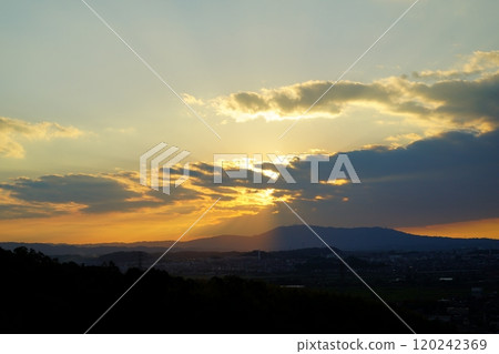 日落之前:雲層與太陽耀斑之間的對比 日落之前:雲層與太陽耀斑之間的對比 120242369