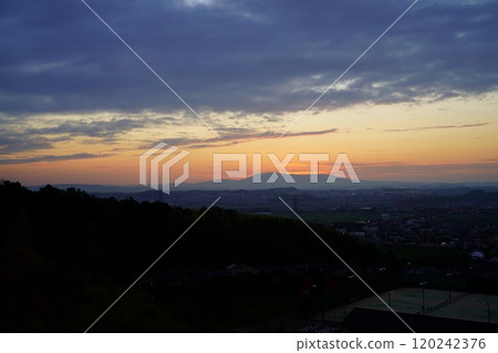 秋天日落後的生駒山 2 秋天日落後的生駒山 2 120242376