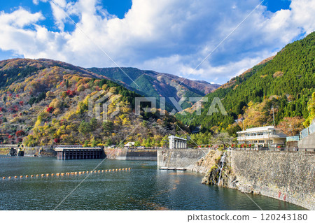 Lake Okutama, Tokyo, autumn leaves 120243180